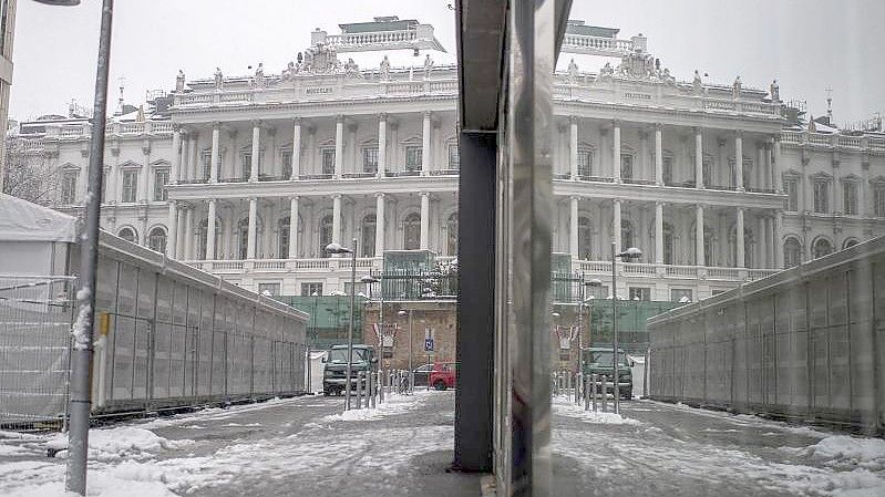 Das Palais Coburg in Wien spiegelt sich an einer Fensterfassade. Foto: Michael Gruber/AP/dpa