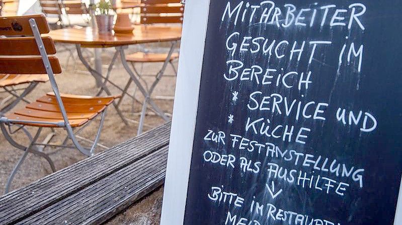 Ein Restaurant in der Schweriner Altstadt sucht nach Mitarbeitern für den Service- und Küchenbereich. Foto: Jens Büttner/dpa-Zentralbild/dpa