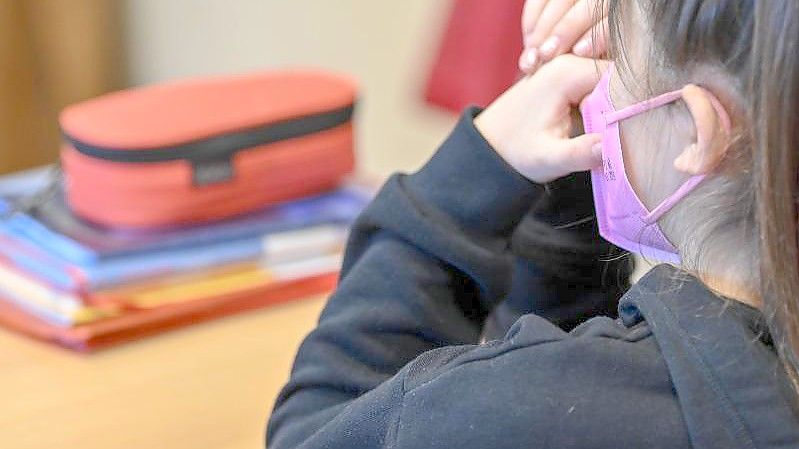 Ein Mädchen trägt eine Maske im Unterricht in einer Grundschule in Frankfurt (Oder). Foto: Patrick Pleul/dpa-Zentralbild/dpa