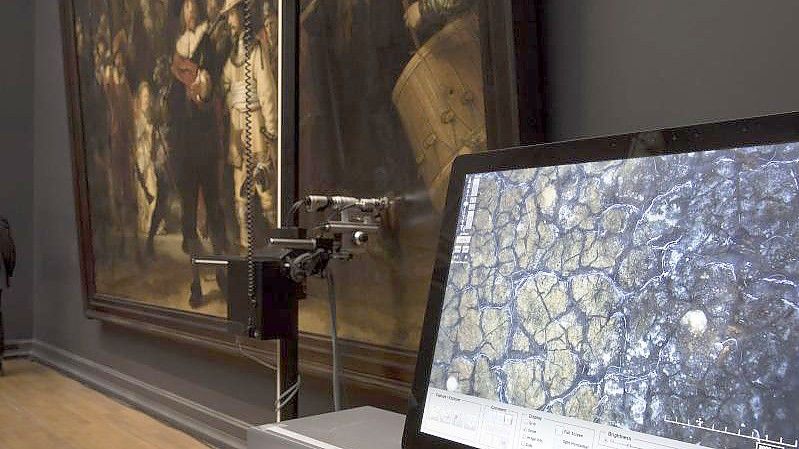Eine 4x6 Millimeter großer Teil von Rembrandts „Nachtwache“ wird bei einem Digitalisierungsprozess auf einem Bildschirm abgebildet. Foto: Peter Dejong/AP/dpa