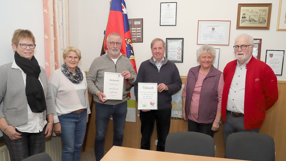 Feierliche Ernennung von Heinrich Pörschke ((3. von links) zum Eeren-Boas des Saterländer Heimatvereins Seelter Buund durch den Vorstand (von links) Margret Göken, Elisabeth Sibum, Stephan Dannebaum, Margot Tamling, Karl-Peter Schramm. Foto: Passmann