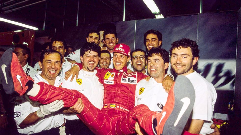 Michael Schumacher mit seinem Ferrari-Team 1996: Gemeinsam wurden sie fünfmal Weltmeister. Foto: imago images/Ercole Colombo