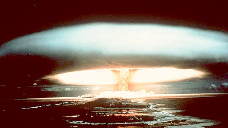 Nach der Explosion einer französischen Atombombe 1971 schwebt dieser riesige Atompilz über dem Mururoa-Atoll. Foto: -/dpa/Symbolbild