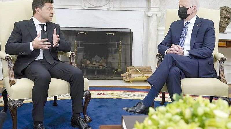 US-Präsident Joe Biden (r) und Wolodymyr Oleksandrowytsch Selenskyj, Präsident der Ukraine, während eines Gespräches im Oval Office. Foto: Evan Vucci/AP/dpa