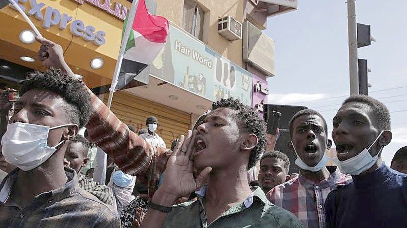 Demonstranten in der sudanesischen Hauptstadt Khartoum skandieren Slogans gegen den Militärputsch vom Oktober 2021. Foto: Marwan Ali/AP/dpa