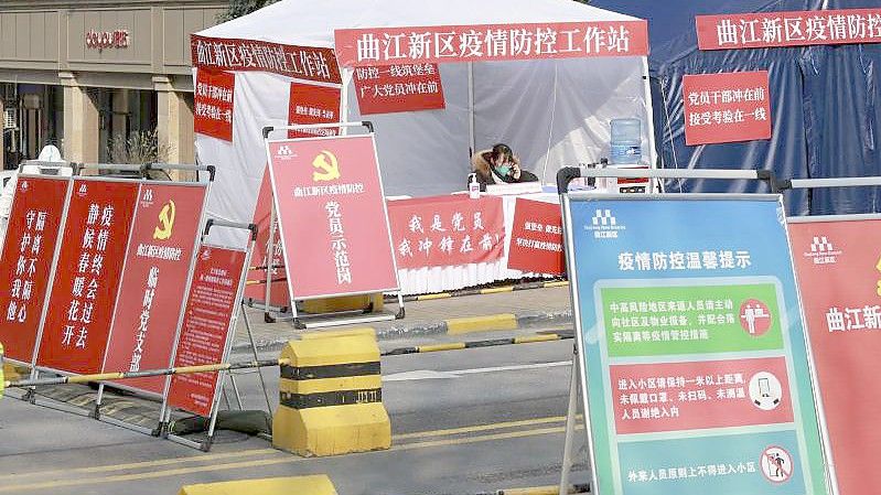 Kontrollpunkt vor einem Wohnblock in der Stadt Xi'an in der nordwestchinesischen Provinz Shaanxi. Foto: Uncredited/CHINATOPIX/AP/dpa