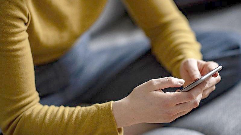Das Versenden von Penisbildern ist strafbar, aber oft kommt es nicht zur Anzeige. Foto: Fabian Sommer/dpa
