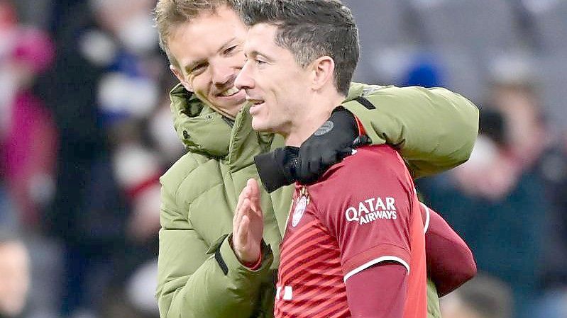 Münchens Star-Trainer Julian Nagelsmann (l) und Star-Stürmer Robert Lewandowski. Foto: Peter Kneffel/dpa