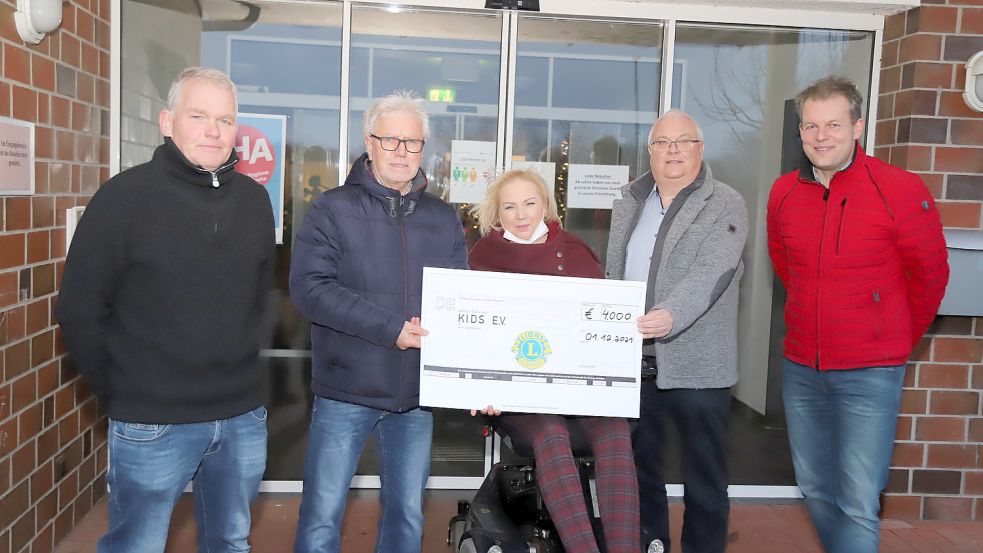 Strahlende Gesichter bei der Überreichung des symbolischen Schecks bei (von links) Henning Schünemann, Johannes Budde, Silke Eckel, Uli Alberding und Oliver Thoben. Foto: Passmann