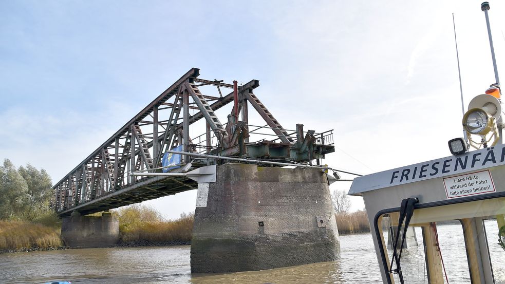 Bevor mit dem Bau der neuen Eisenbahnbrücke begonnen werden kann, muss das Brückenteil über der Ems auf Hilkenborger Seite (Foto) mit Hilfe einer Schwimmkrans ausgebaut werden. Anschließend wird ein Spezialbagger die Brückenpfeiler zurückbauen. Foto: Ammermann