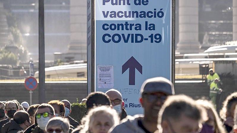 Zahlreiche Menschen stehen in Barcelona Schlage vor einer Impfstelle. Foto: Paco Freire/SOPA Images via ZUMA Press Wire/dpa
