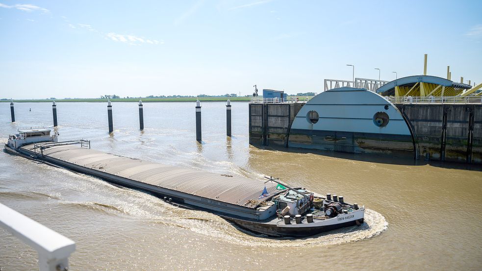 Für Binnenschiffer würde die Flutstrom-Steuerung durch das Ems-Sperrwerk erhebliche Einschränkungen bedeuten. Die alternative Niedrigwasser-Anhebung wäre mit beträchtlichen Nachteilen für den Emder Hafen verbunden. Foto: DPA/Assanimoghaddam