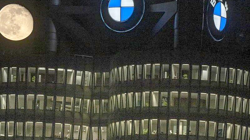 Die Marke BMW hat einen Rekordabsatz erzielt. Foto: Peter Kneffel/dpa/Archivbild