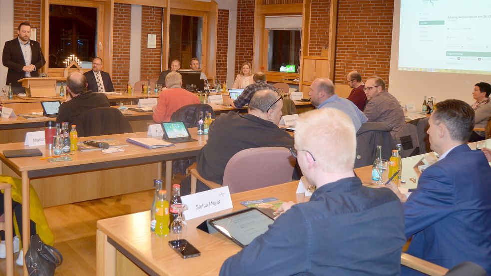 Der Rat der Gemeinde Saterland bei seiner Sitzung am Montagabend im Rathaus in Ramsloh. Ratsvorsitzender Jens Immer (stehend, links) hatte vor Sitzungsbeginn dem Afd-Ratsherrn Jan Reiners die Teilnahme an der Sitzung verwehrt, weil Reiners ein Oberteil mit einem offensiven Aufdruck trug. Foto: Fertig