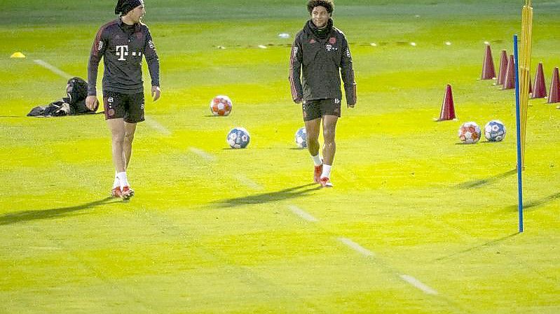 Leon Goretzka (l) und Serge Gnabry trainieren zum Trainingsstart des FC Bayern im neuen Jahr. Foto: Peter Kneffel/dpa