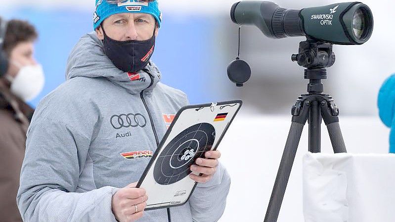 Bundestrainer Mark Kirchner verfolgt das Training der Biathleten. Foto: Sven Hoppe/dpa