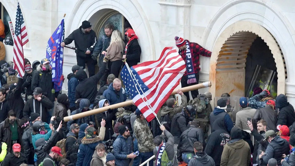 Anhänger des damaligen US-Präsidenten Trump stürmen das US-Kapitolgebäude. Foto: dpa/Essdras M. Suarez/Zuma Press