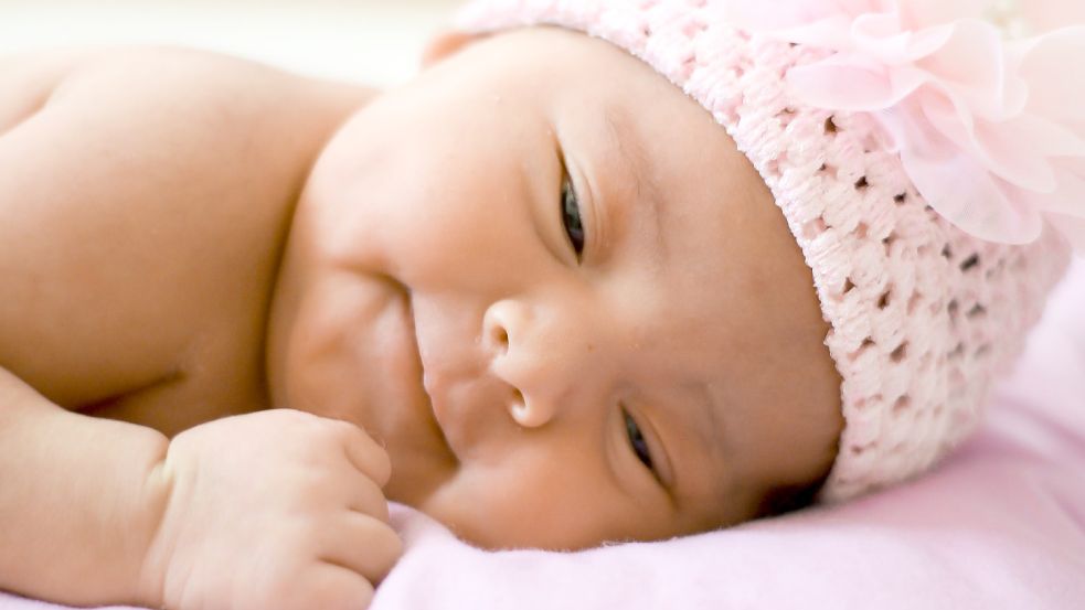 Womöglich trägt dieses neugeborene Mädchen den Namen Emilia. Dieser Vorname führt bei weiblichen Vornamen die Namens-Hitlisten 2021 an. Vielleicht heißt die junge Erdenbürgerin aber auch ganz anders. Im Landkreis Cloppenburg gibt es bei den Vorlieben der Eltern Unterschiede zum bundesweiten Trend. Foto: Pixabay