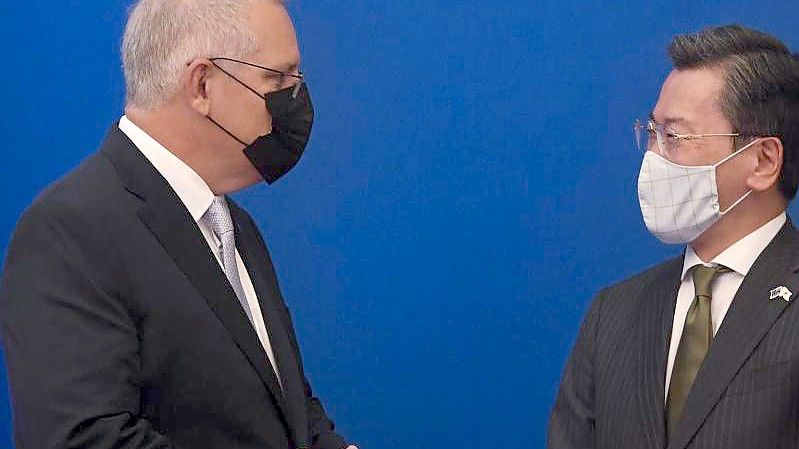 Der australische Premierminister Scott Morrison (l.) im Gespräch mit dem japanischen Botschafter in Australien, Shingo Yamagami. Foto: Lukas Coch/AAP/dpa