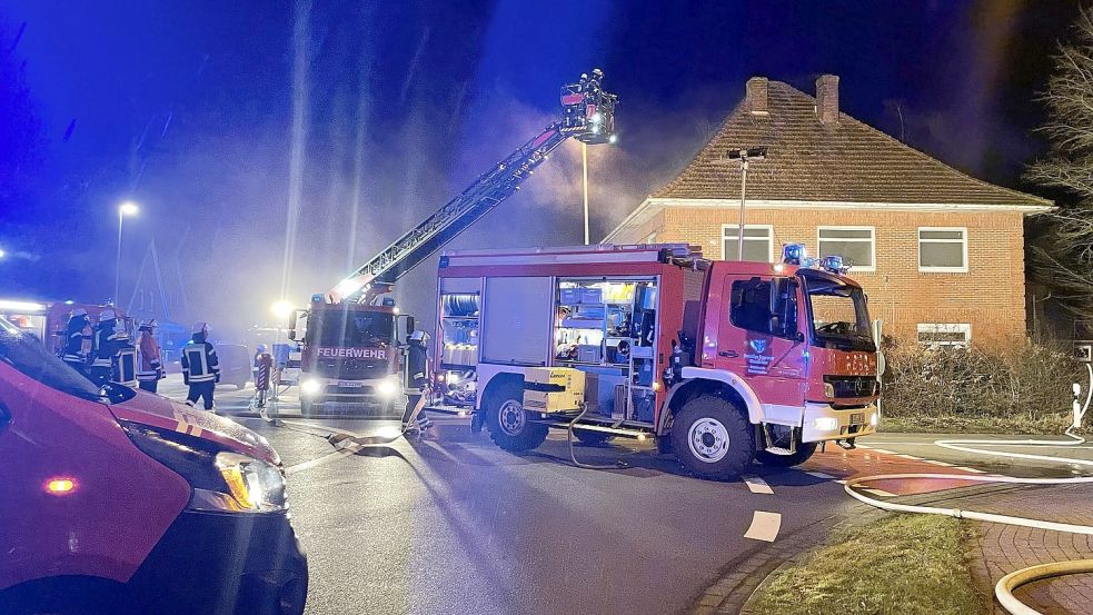 Am späten Sonntagabend rückten die Wehren zum Brand in einem Mehrfamilienhaus beim Collinghorster Kreisel aus. Feuerwerkskörper waren in Brand geraten. Foto: Hellmers