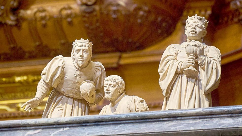 Die Heiligen Drei Könige aus Holz stehen auf einer Empore im Berliner Dom. Sie werden am Feiertag Heilige Drei Könige am 6.1.2022, zu der Krippe gestellt. Foto: dpa/Annette Riedl