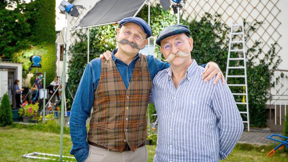 „Man könnte meine, dat bin ich!“ Horst Lichter (r.) besucht Schauspieler Oliver Stokowski (l.) am Set. Foto: Willi Weber