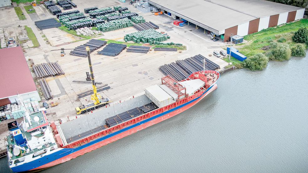 Im EFG Port Papenburg, ehemals Bera-Hafenterminal, werden regelmäßig Materialen wie Holz, Stahl und Torf umgeschlagen. Foto: EFG Port Papenburg
