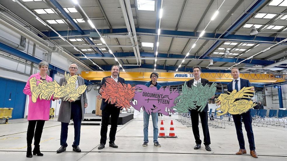 Documenta als Stadtentwicklung: Sabine Schormann (l-r), Generaldirektorin der documenta und Museum Friericianum gGmbH, Eigentümer Reinhard Hübner, Christian Geselle (SPD), Oberbürgermeister der Stadt Kassel, Iswanto Hartono, ruangrupa, Michael Maxelon, Geschäftsführer Kasseler Verkehrs- und Versorgungs-GmbH / Vorstand Kasseler Verkehrs-Gesellschaft AG (KVG) und Ingolf Cedra, Geschäftsführer bei Hübner, stehen bei der Übergabe von einem neuen Standort für die documenta fifteen zusammen. Der nordhessische Bahnindustrie-Zulieferer Hübner stellt der Weltkunstausstellung ein rund 7500 Quadratmeter großes Areal zur Verfügung. Foto: Swen Pförtner/dpa Foto: Swen Pförtner