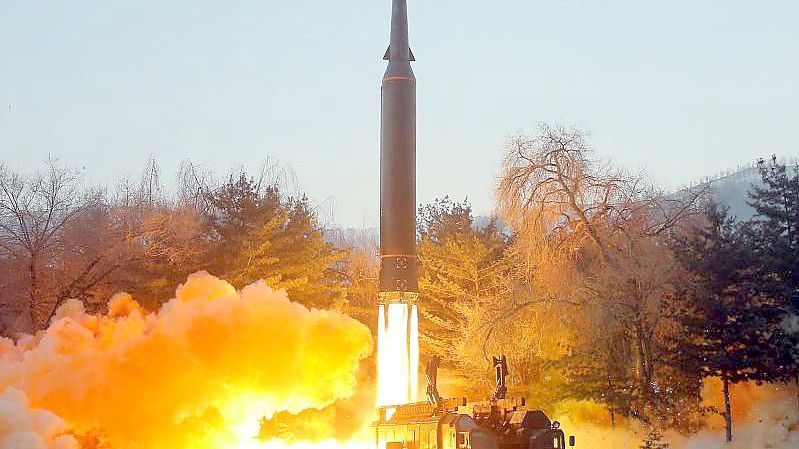 Testabschuss einer Hyperschallrakete durch die Koreanische Akademie für Verteidigungswissenschaften. (Das Bild wurde von der staatlichen nordkoreanischen Nachrichtenagentur KCNA zur Verfügung gestellt. Sein Inhalt kann nicht eindeutig verifiziert werden.). Foto: -/KCNA/dpa