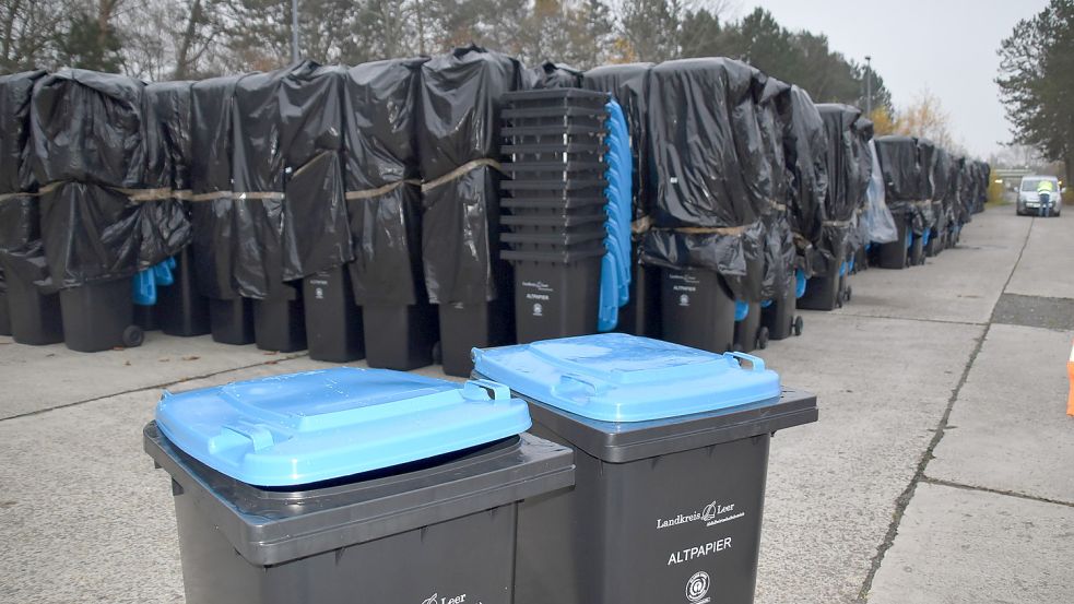 Zehntausende Blaue Tonnen stehen noch auf einer Lagerfläche beim Entsorgungszentrum Breinermoor. In der kommenden Woche wird mit der Auslieferung der Tonne für Altpapier begonnen. Foto: Ammermann