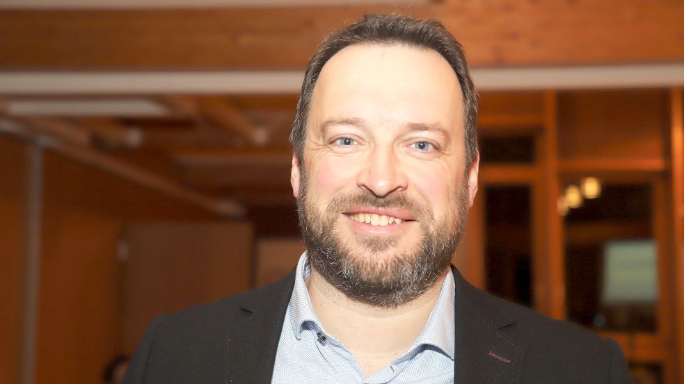 Der Saterländer Ratsvorsitzende Jens Immer (CDU) hatte dem AfD-Ratsherrn Jan Reiners vor Sitzungsbeginn den Zutritt zum Ratssaal verwehrt. Der Grund: Reiners trug einen Pullover mit dem Schriftzug ACAB, der für einen provokanten Ausspruch steht. Foto: Passmann