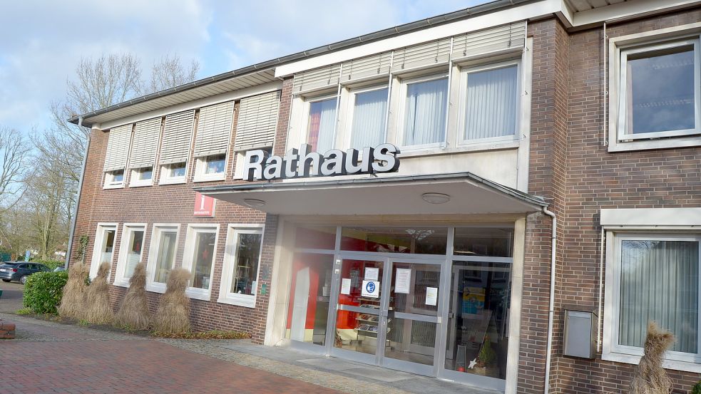 Das Barßeler Rathaus soll durch den Bau eines Bürgerhauses mit Verwaltungstrakt ersetzt werden. Im Mai soll der Baustart erfolgen. Ein Bürgerentscheid 2021 verzögerte das Vorhaben, verhinderte es aber nicht. Rund 11,3 Millionen Euro wird das Projekt kosten. Nach Abzug der Förderung muss die Gemeinde davon knapp 10 Millionen Euro alleine schultern.