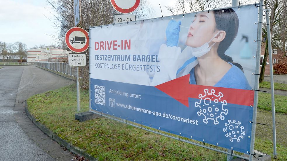 Auch in der Gemeinde Barßel war und ist das Leben geprägt von der Corona-Pandemie – hier eine Hinweistafel zum Testzentrum am Barßeler Hafen-Bad.