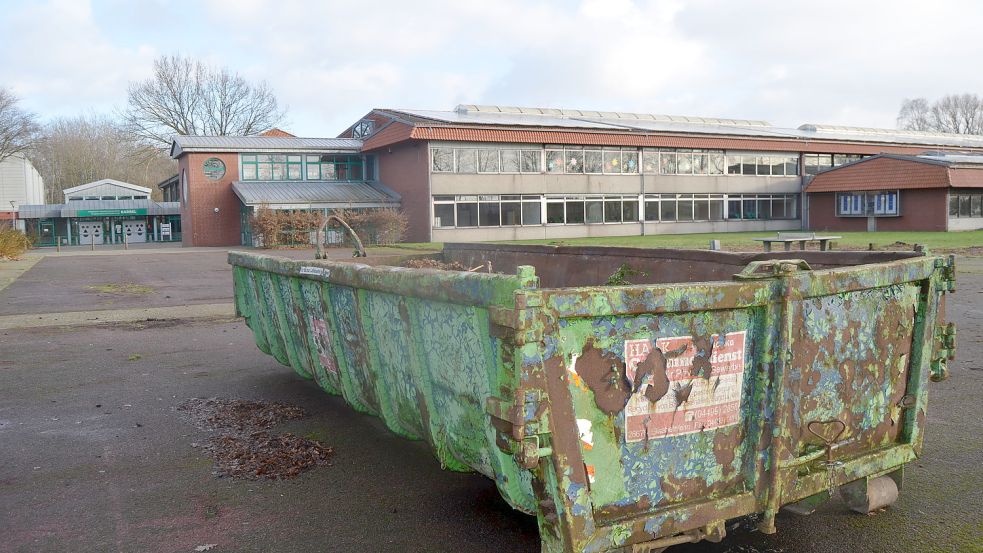 Das zweite Großprojekt, mit dem die Gemeinde Barßel in diesem Jahr startet, ist die Sanierung der Integrierten Gesamtschule, IGS, an der Westmarkstraße. Die ältesten Teile des Schulgebäudes stammen aus den 60er Jahren. Welche Trakte ersetzt werden müssen, wird in Abstimmung mit der Schulleitung geklärt. Knapp 500 Schülerinnen und Schüler besuchen die IGS. Der Schulbetrieb soll durch Baumaßnahmen möglichst wenig beeinträchtigt werden.