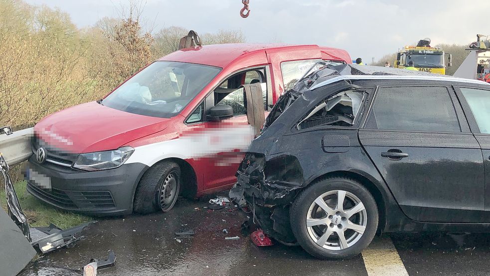 Auf der A28 kam es zu einem Unfall zwischen drei Fahrzeugen. Foto: Busemann