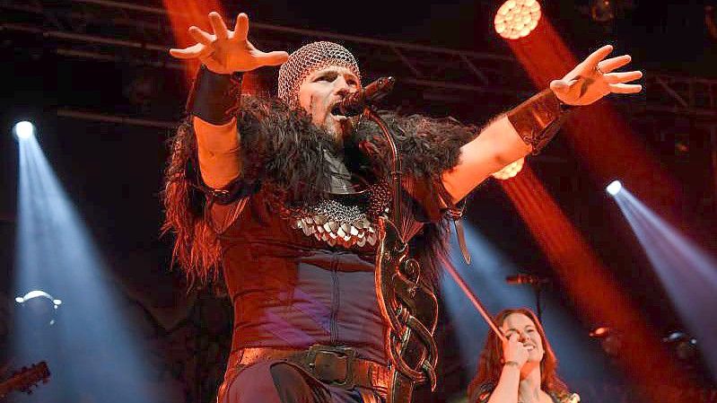 Die deutsche Mittelalter-Metal-Band Feuerschwanz hat es an die Spitze der deutschen Album-Charts geschafft. Foto: Steffi Adam/Geisler-Fotopress/dpa/Archiv