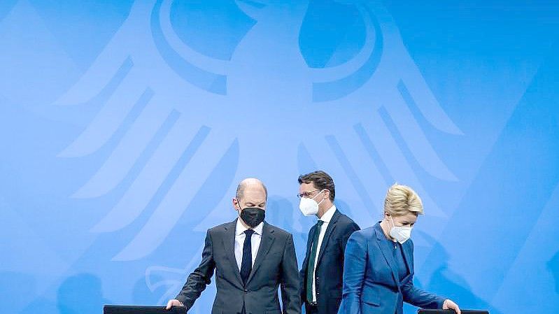 Bundeskanzler Olaf Scholz (l, SPD) mit Hendrik Wüst (M, CDU), Ministerpräsident von Nordrhein-Westfalen, und Franziska Giffey (SPD), Regierende Bürgermeisterin von Berlin. Foto: Bernd von Jutrczenka/dpa Pool/dpa