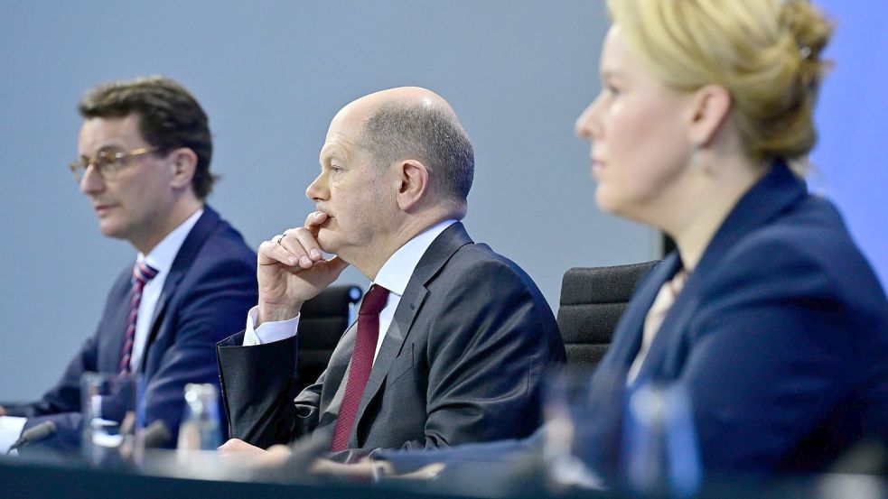 Hendrik Wüst, Vorsitzender der Ministerpräsidentenkonferenz (MPK), Bundeskanzler Olaf Scholz und Berlins Regierende Bürgermeisterin Franziska Giffey nach einem Treffen der Länderchefs mit der Bundesregierung. Foto: dpa/John Macdougall