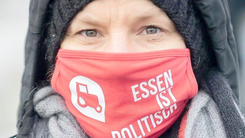 Eine Frau demonstriert vor dem Kanzleramt in Berlin gegen die aktuelle Agrar- und Ernährungspolitik Deutschlands. Foto: Christoph Soeder/dpa