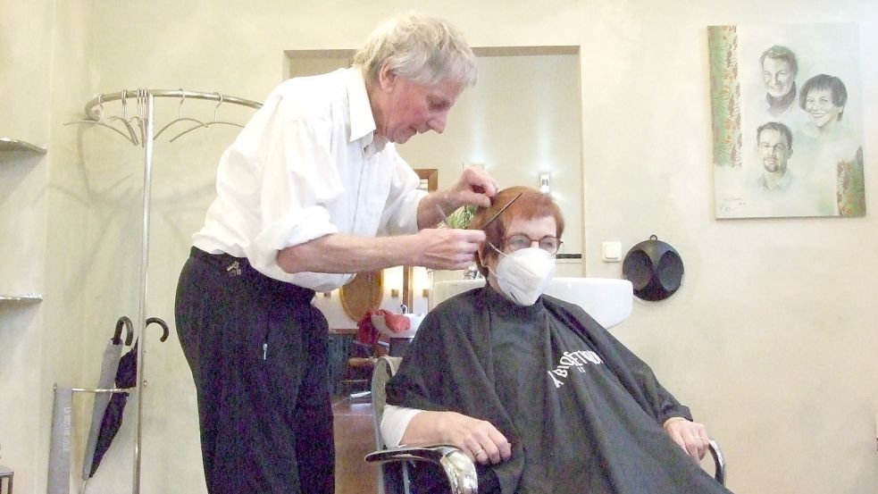 Gerhard Neumann schneidet seiner Frau Dorothea die Haare. Fotos: Scherzer/Privat