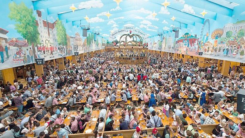 Menschenmassen: Wiesn-Besucher feiern 2016 im Hacker-Festzelt auf dem Oktoberfest. Foto: Matthias Balk/dpa