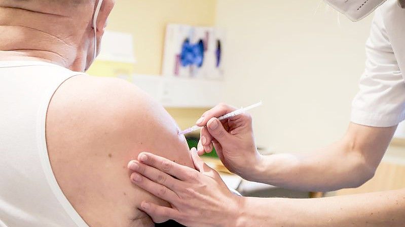 Ein älterer Mann bekommt seine Auffrischungsimpfung im Corona-Impfzentrum im Asklepios Klinikum Harburg. Foto: Christian Charisius/dpa