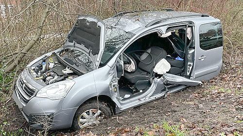 Die Feuerwehr musste den Wagen aufschneiden, um das Ehepaar zu befreien.