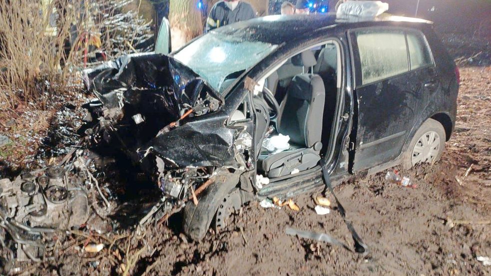 Das Auto des 27-Jährigen wurde bei dem Unfall total zerstört. Foto: Feuerwehr Gehlenberg/Warnke