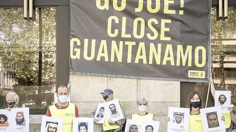 Demonstranten fordern während des Nato-Gipfels in Brüssel im Juni 2021 die Schließung des US-Gefangenenlagers in Guantánamo. Foto: Valentin Bianchi/AP/dpa