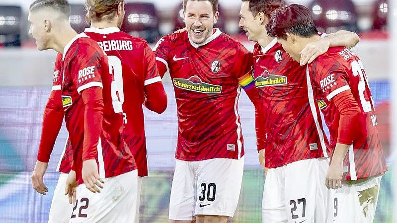 Die Freiburger Spieler feiern den Treffer zum 2:0. Foto: Tom Weller/dpa