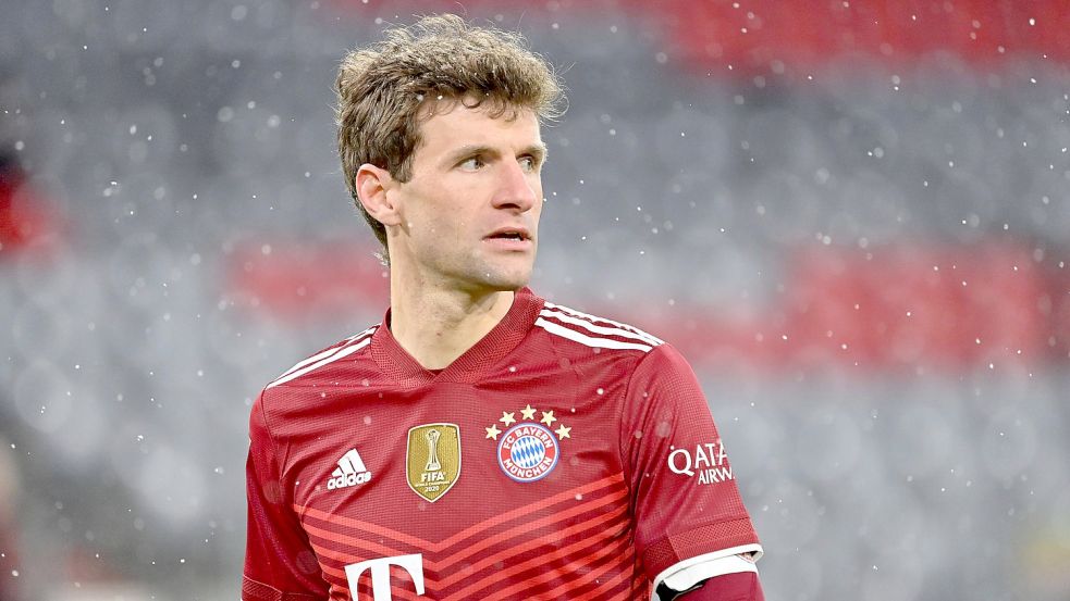 Bayern-Star Thomas Müller wird in einem TV-Interview vom Pressesprecher des Vereins ausgebremst. Foto: imago images/Sven Simon