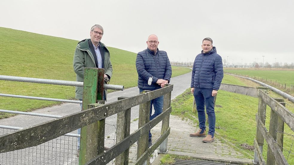 Die Bürgermeister der Rheiderland-Kommunen Heiko Abbas (Weener, von links), Hans-Peter Heikens (Jemgum) und Uwe Sap (Bunde) freuen sich über den Förderbescheid. Foto: Gemeinde Jemgum
