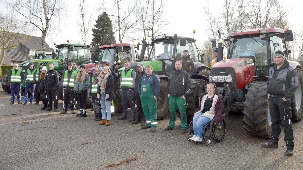 Mehr als 20 freiwillige Helfer nahmen an der Tannenbaum-Sammelaktion der katholischen Landjugendbewegung Burlage/Bockhorst/Klostermoor teil. Foto: Weers