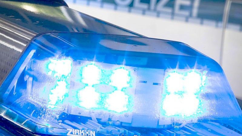 Einsatzkräfte haben in einem Keller in Mistelbach ein lebloses Paar gefunden. Foto: Friso Gentsch/dpa/Symbolbild